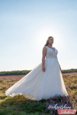 XXL Brautkleider 7 Brautkleider-Berlin-Hochzeitshaus-Schubert-Amelie-XXL-Brautkleider-Curvy-Plus-Size-30043W-A