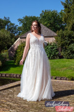 XXL Brautkleider 32 Brautkleider-Berlin-Hochzeitshaus-Schubert-Amelie-XXL-Brautkleider-Curvy-Plus-Size-30059W