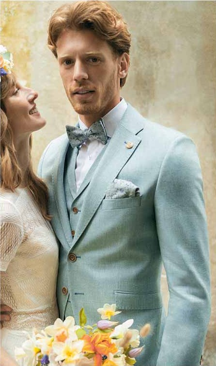 Bräutigam im hellgrünen Vintage-Hochzeitsanzug mit Fliege