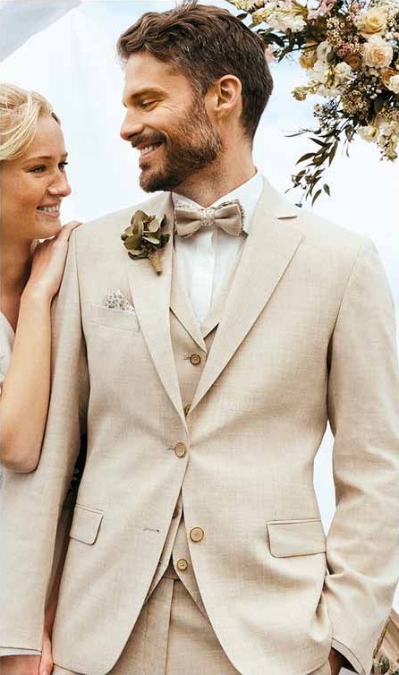 Bräutigam im hellbeigen Vintage-Hochzeitsanzug mit Weste und Fliege