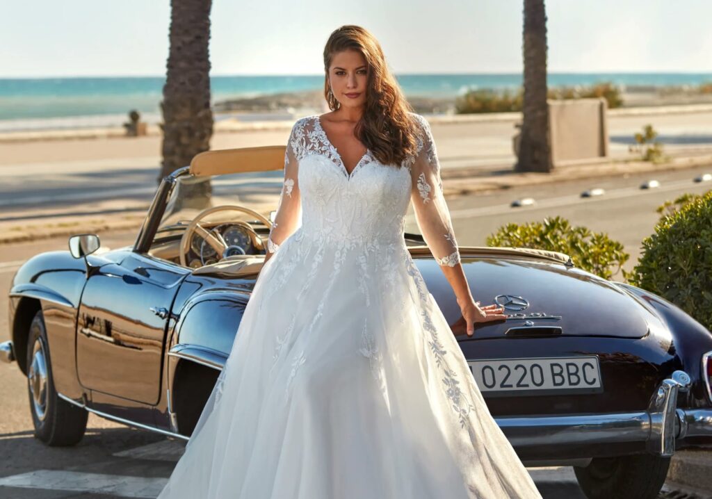 Hochzeitshaus Schubert – Brautmode & Hochzeitsanzüge 7 Braut im XXL-Brautkleid mit Spitzenärmeln in großer Größe